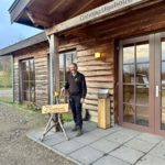 Natuurbeheerder John Nevelstein voor de ingang van het ontvangstgebouw